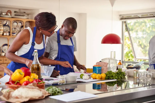 Étudiants Adultes Masculins Féminins Regardant Recette Dans Classe Cuisine Dans — Photo