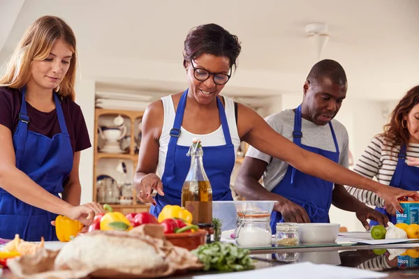 Manliga Och Kvinnliga Vuxna Studenter Förbereder Ingredienser För Mat Köket — Stockfoto