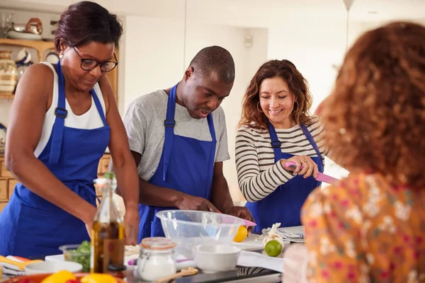 Erkek Yetişkin Yetişkin Öğrenciler Öğretmen Mutfak Aşçılık Dersine Malzemeleri Hazırlıyor — Stok fotoğraf