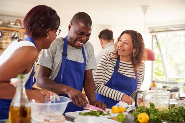 Mannelijke Vrouwelijke Volwassen Studenten Bereiden Ingrediënten Voor Gerecht Keuken Kookles — Stockfoto