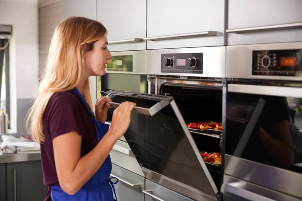 Mulher Usando Avental Cozinha Que Verifica Assar Pimentas Forno Que — Fotografia de Stock