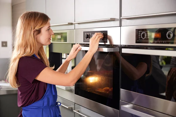 Mulher Usando Avental Cozinha Que Verifica Assar Pimentas Forno Que — Fotografia de Stock