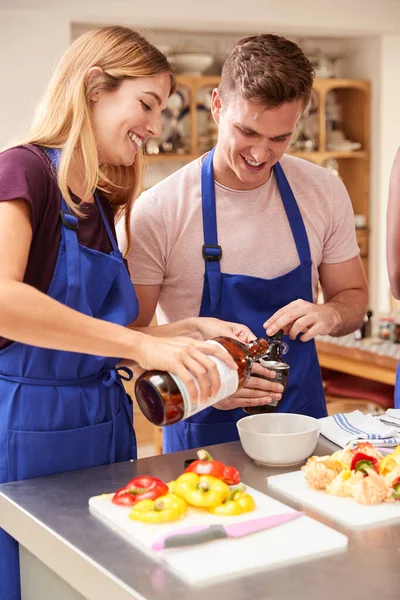 Чоловіки Жінки Дорослі Студенти Додають Оливкову Олію Посуду Кухні Кулінарного — стокове фото