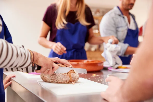 Stäng Kvinna Skär Bröd Som Studenter Förbered Ingredienser För Mat — Stockfoto