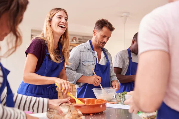 Mannelijke Vrouwelijke Volwassen Studenten Bereiden Ingrediënten Voor Gerecht Keuken Kookles — Stockfoto