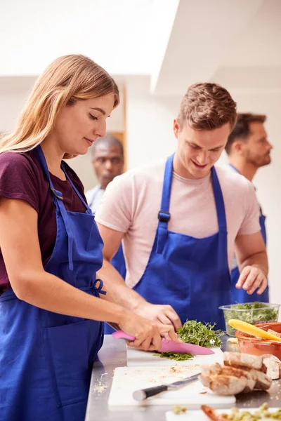 Mannelijke Vrouwelijke Volwassen Studenten Bereiden Ingrediënten Voor Gerecht Keuken Kookles — Stockfoto