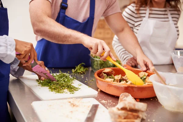 Close Masculino Feminino Adulto Estudantes Preparando Ingredientes Para Prato Cozinha — Fotografia de Stock