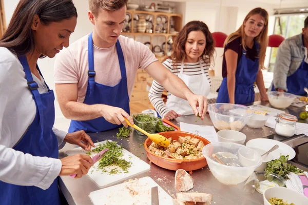 Erkek Yetişkin Yetişkin Öğrenciler Mutfak Aşçılık Sınıfı Nda Yemeklere Hazırlık — Stok fotoğraf