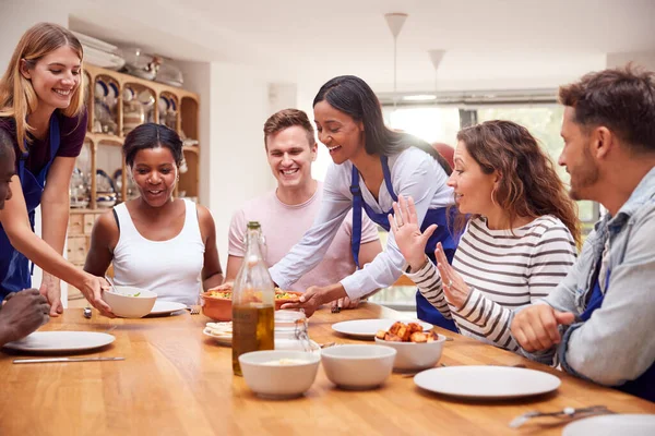 Masada Oturup Yemek Yiyen Bir Grup Kadın Erkek Mutfak Aşçılık — Stok fotoğraf