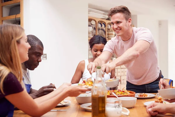 Grupo Hombres Mujeres Sentadas Alrededor Mesa Comida Comida Que Han —  Fotos de Stock