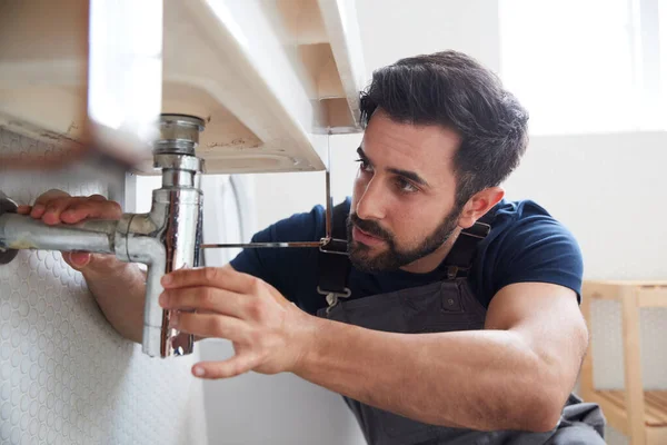 Plomero Masculino Que Trabaja Para Fijar Fregadero Que Gotea Cuarto —  Fotos de Stock