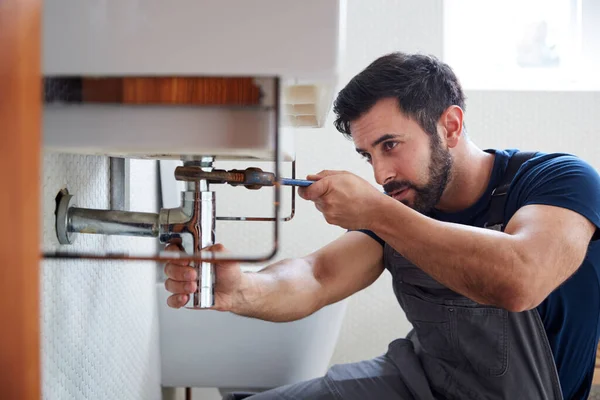 Male Plumber Using Wrench Fix Leaking Sink Home Bathroom — Stock Photo, Image