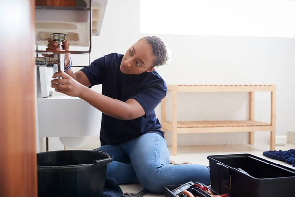 Female Plumber Working Fix Leaking Sink Home Bathroom — Stock Photo, Image