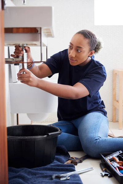 Fontanero Femenino Que Trabaja Para Fijar Fregadero Que Gotea Cuarto — Foto de Stock