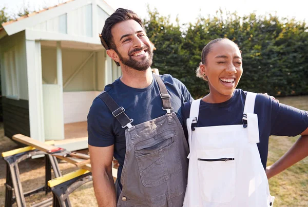 Coppia Prendendo Una Pausa Dalla Costruzione Summerhouse All Aperto Giardino — Foto Stock