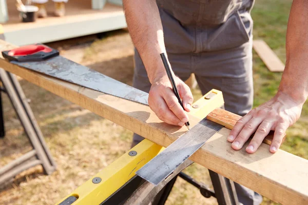 Close Carpinteiro Masculino Medindo Madeira Usando Set Quadrado Livre — Fotografia de Stock