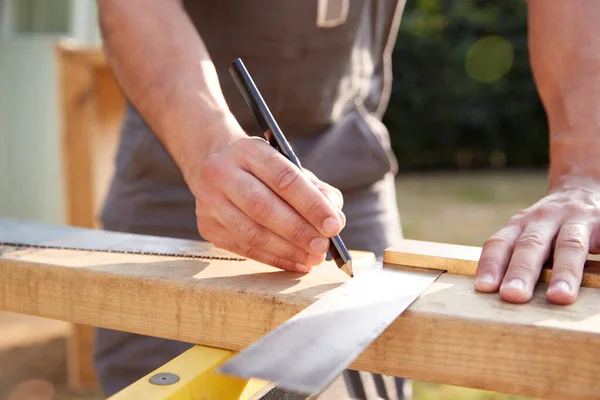 Närbild Man Snickare Mäta Trä Använda Set Square Utomhus — Stockfoto