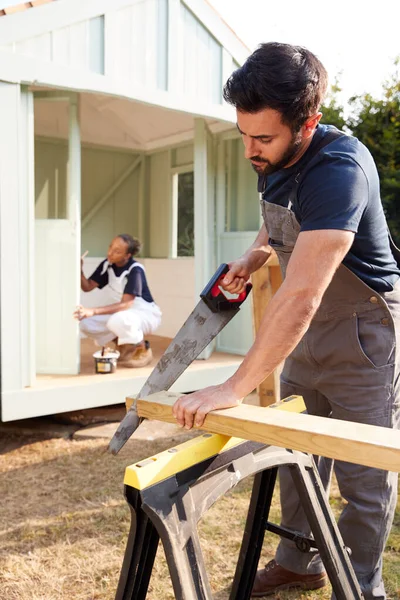 Carpinteiro Masculino Com Madeira Serragem Aprendiz Fêmea Para Construir Summerhouse — Fotografia de Stock