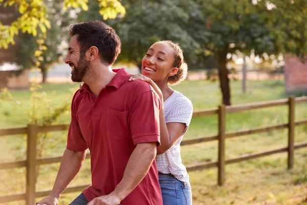 Coppia Romantica Bicicletta Lungo Strada Campagna Tramonto — Foto Stock