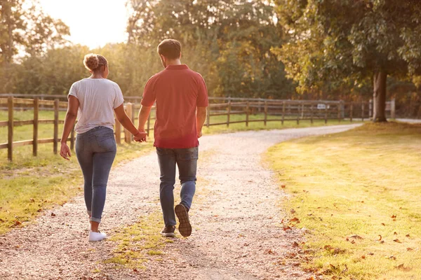 Achteraanzicht Van Romantisch Paar Wandelen Hand Hand Langs Country Lane — Stockfoto
