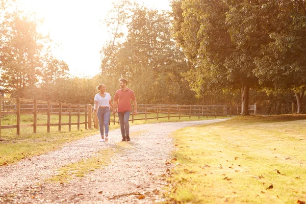 Casal Romântico Andando Mãos Dadas Longo Pista Campo Pôr Sol — Fotografia de Stock