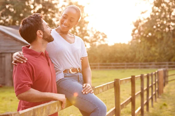 Romantický Pár Dává Pauzu Odpočívá Plotě Během Procházky Přírodě — Stock fotografie