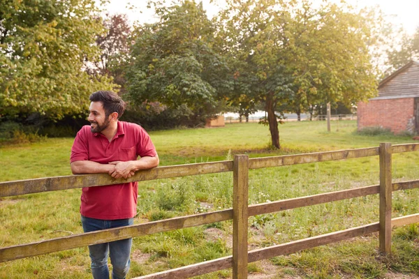 Smiling Man Taking Break Resting Fence Walk Countryside — Photo