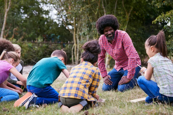 Líder Equipo Mostrando Grupo Niños Viaje Campamento Aire Libre Cómo —  Fotos de Stock