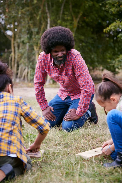 Team Leader Mostrando Gruppo Bambini Campeggio All Aperto Come Fare — Foto Stock