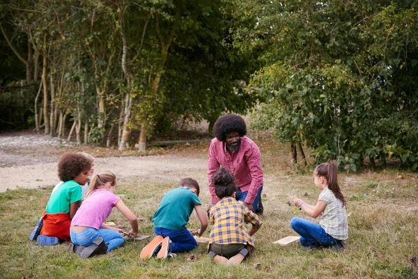 Líder Equipe Mostrando Grupo Crianças Viagem Acampamento Livre Como Fazer — Fotografia de Stock
