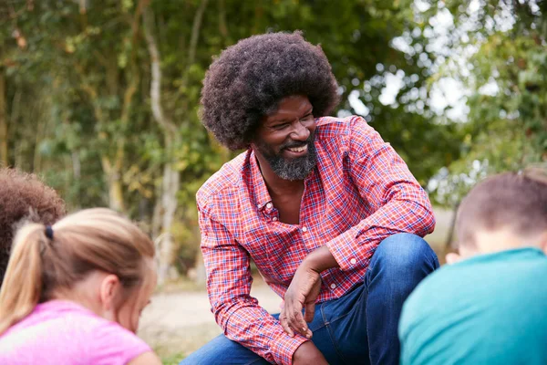Team Leader Showing Group Children Outdoor Camping Trip How Make — Stock Photo, Image