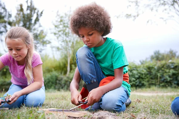 Zwei Kinder Lernen Auf Einem Campingausflug Freien Wie Man Feuer — Stockfoto