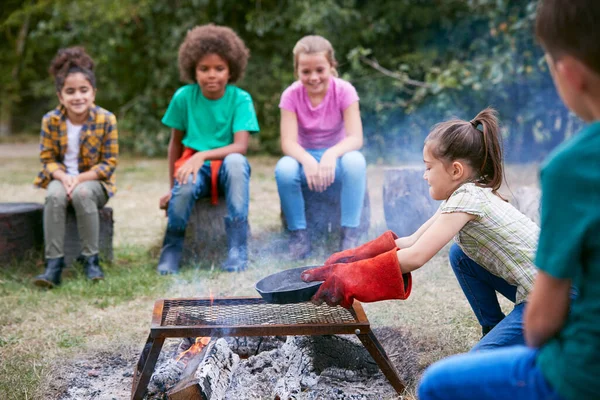 Skupina Dětí Venkovní Aktivity Camping Výlet Vaření Přes Tábor Oheň — Stock fotografie