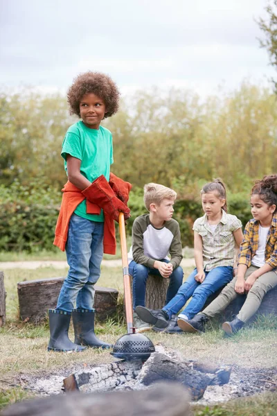 Gruppe Von Kindern Auf Outdoor Aktivität Campingausflug Kochen Über Lagerfeuer — Stockfoto