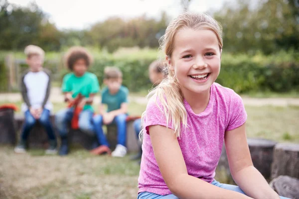 Portret Van Meisje Outdoor Activiteit Camping Trip Zittend Rond Camp — Stockfoto