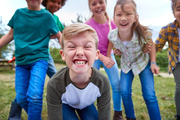 Retrato Los Niños Actividad Aire Libre Camping Viaje Tirando Caras — Foto de Stock