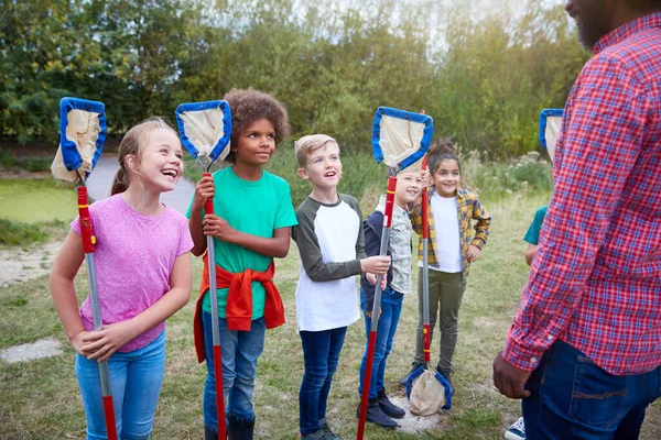 Líder Del Equipo Grupo Niños Campamento Actividades Aire Libre Capturando — Foto de Stock