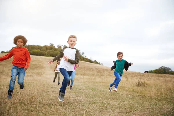 Vista Frontal Grupo Crianças Atividade Livre Camping Trip Running Hill — Fotografia de Stock