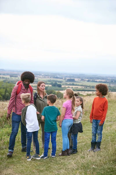 Líderes Equipo Adultos Con Grupo Niños Campamento Actividades Aire Libre — Foto de Stock