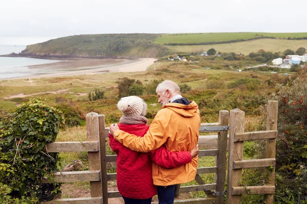 Vue Arrière Couple Âgé Actif Regardant Par Dessus Porte Alors — Photo