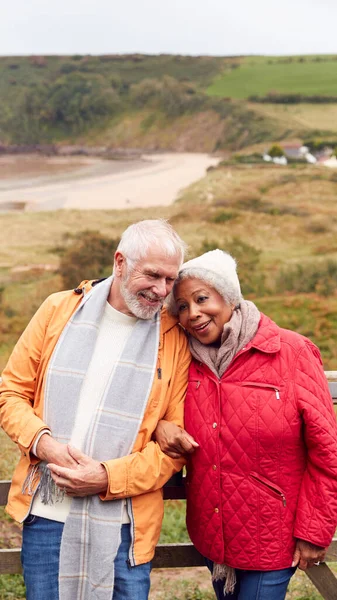 Kärleksfull Aktiv Senior Par Vila Vid Porten Som Går Längs — Stockfoto