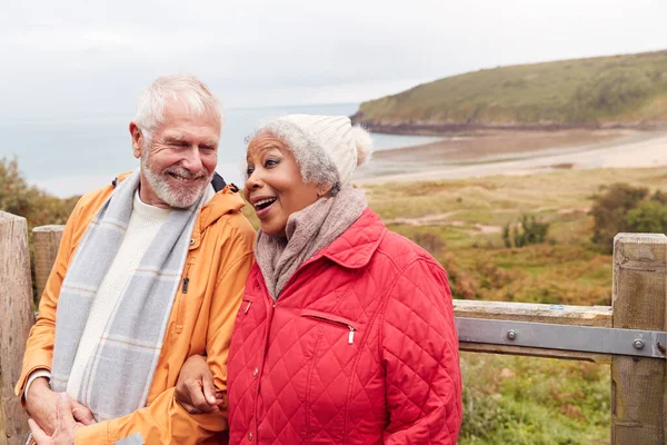 Liebendes Aktives Senioren Paar Rastet Bei Gate Aus Während Sie — Stockfoto