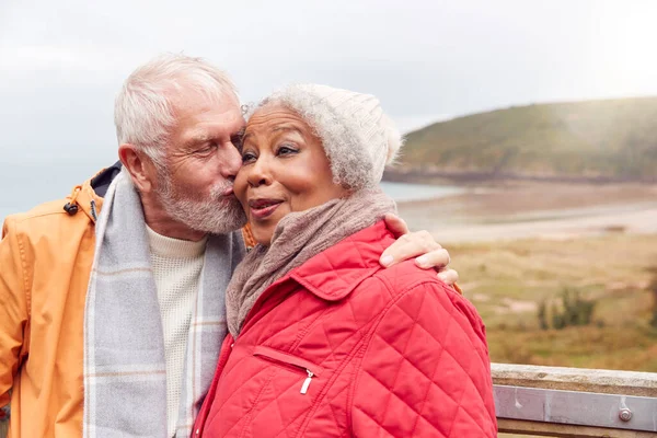 Loving Active Senior Couple Rust Door Poort Als Lopen Langs — Stockfoto