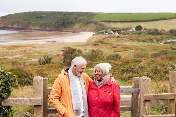 Любящие Активные Пожилые Пары Отдыхают Ворот Прогуливаясь Прибрежной Тропе Зимой — стоковое фото