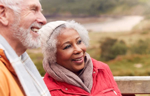 Nahaufnahme Von Liebevollen Aktiven Senioren Die Sich Bei Einem Tor — Stockfoto