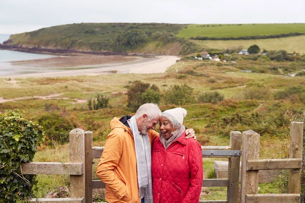 Loving Active Senior Couple Rust Door Poort Als Lopen Langs — Stockfoto
