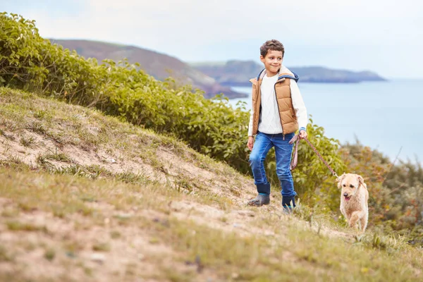 Pojke Tränar Hund Koppel Promenader Uppför Kullen Genom Havet — Stockfoto