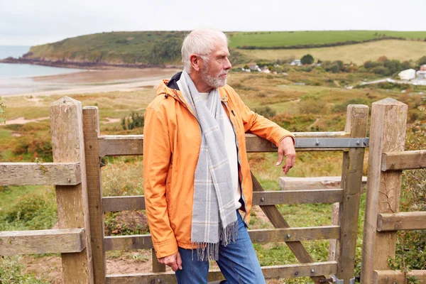 Uomo Anziano Attivo Che Cammina Lungo Percorso Costiero Nell Autunno — Foto Stock