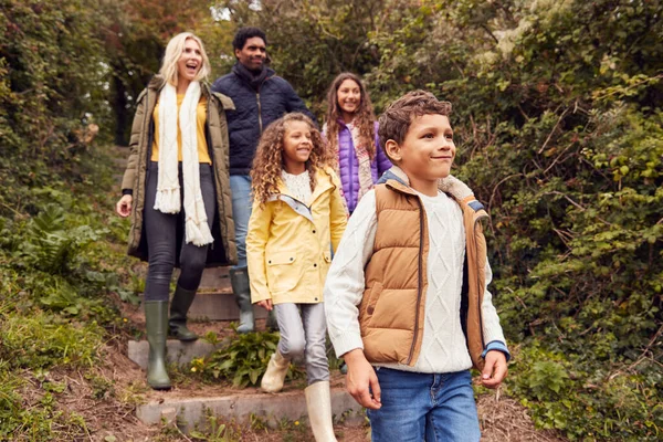 Familia Multicultural Caminando Por Los Escalones Campo Vacaciones Invierno Playa — Foto de Stock