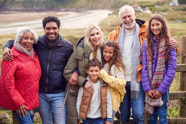 Portret Van Een Actieve Multi Generatie Familie Winterstrand Vakantie Rustend — Stockfoto